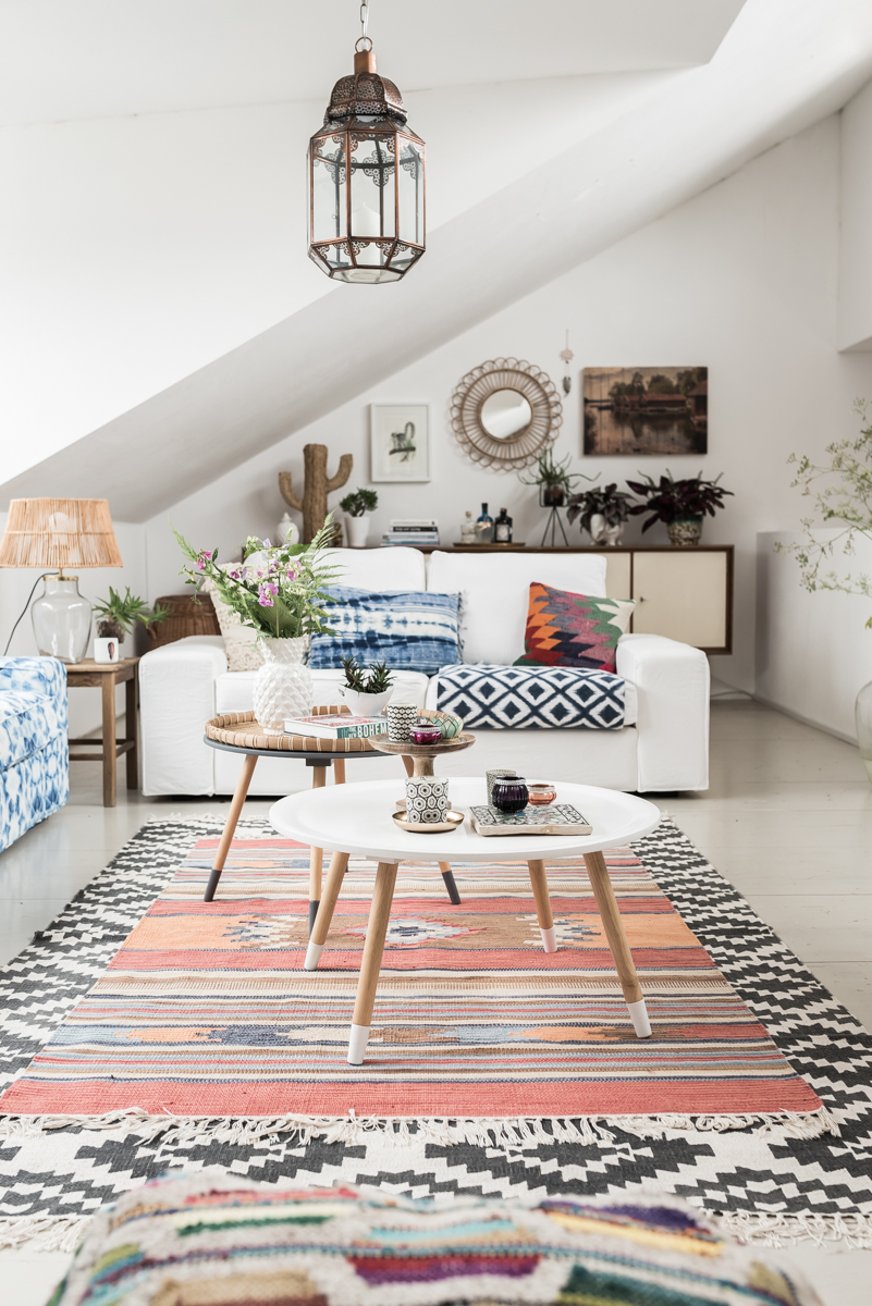 Dekoideen für das Wohnzimmer im Boho vintage Look mit Kelim Kissen und Teppichen, Pflanzen und bunter Deko mit Ethno Mustern