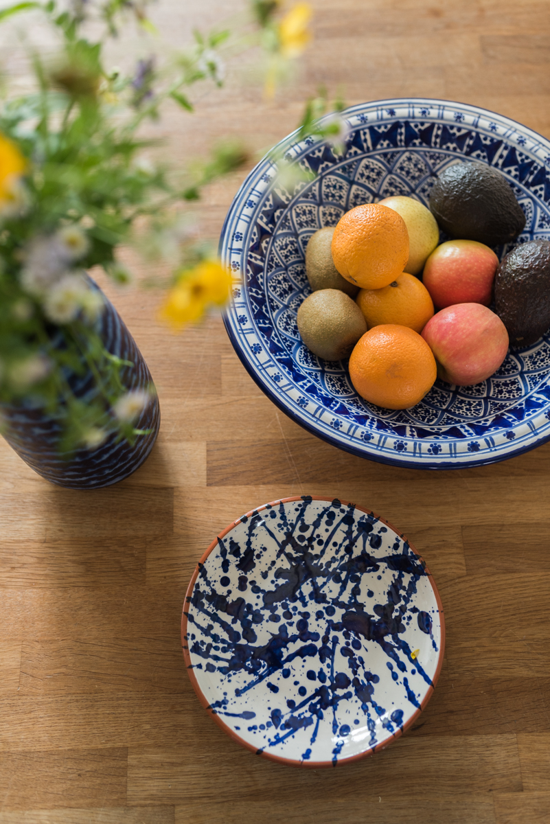 Deko Ideen für die Küche im Sommer mit blauer vintage Keramik und Deko in bunten Farben