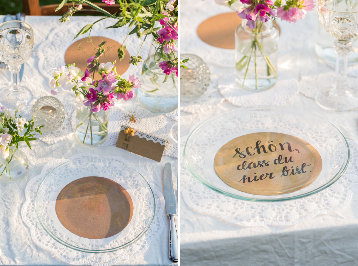 DIY Inspiration für selbst gemachte Einladungskarten zur Hochzeit im vintage Look mit Kraftpapier und Tischdeko im vintage Look mit getrockneten Blumen und Spitzendeckchen
