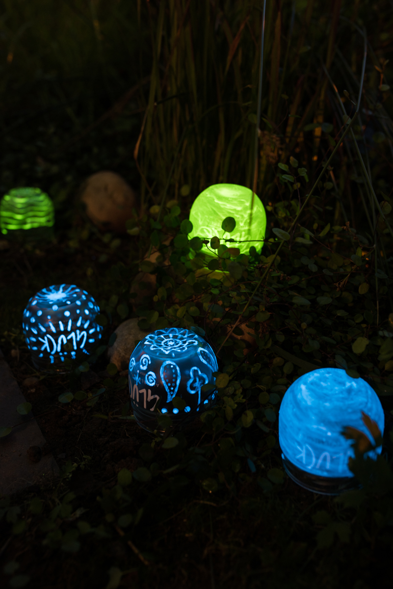 DIY upcycling glow in the dark Leuchtkugeln aus Marmeladen Gläsern als Deko für den Garten, die im Dunkeln leuchtet