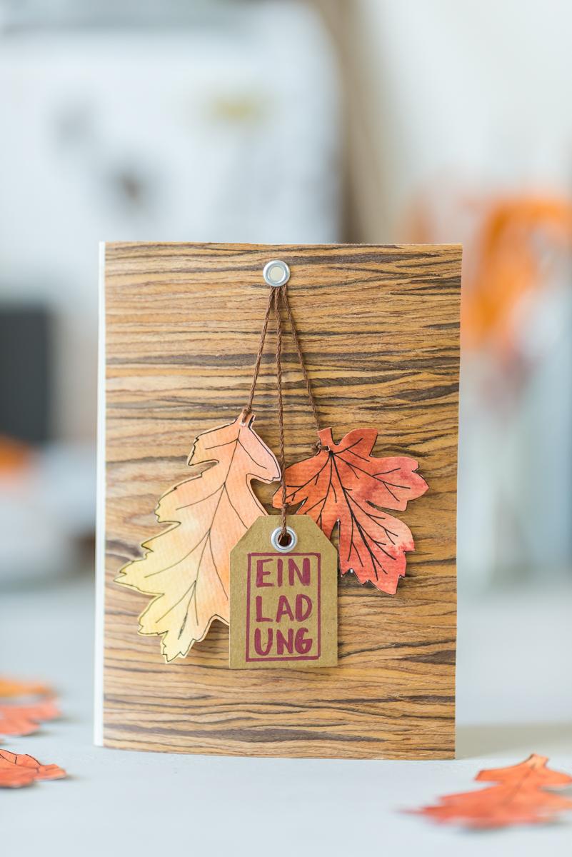 Anleitung für eine selbstgemachte DIY Einladungskarte aus Papier und Holzstoff als kreative Einladung zum Geburtstag im Herbst mit Aquarell Blättern