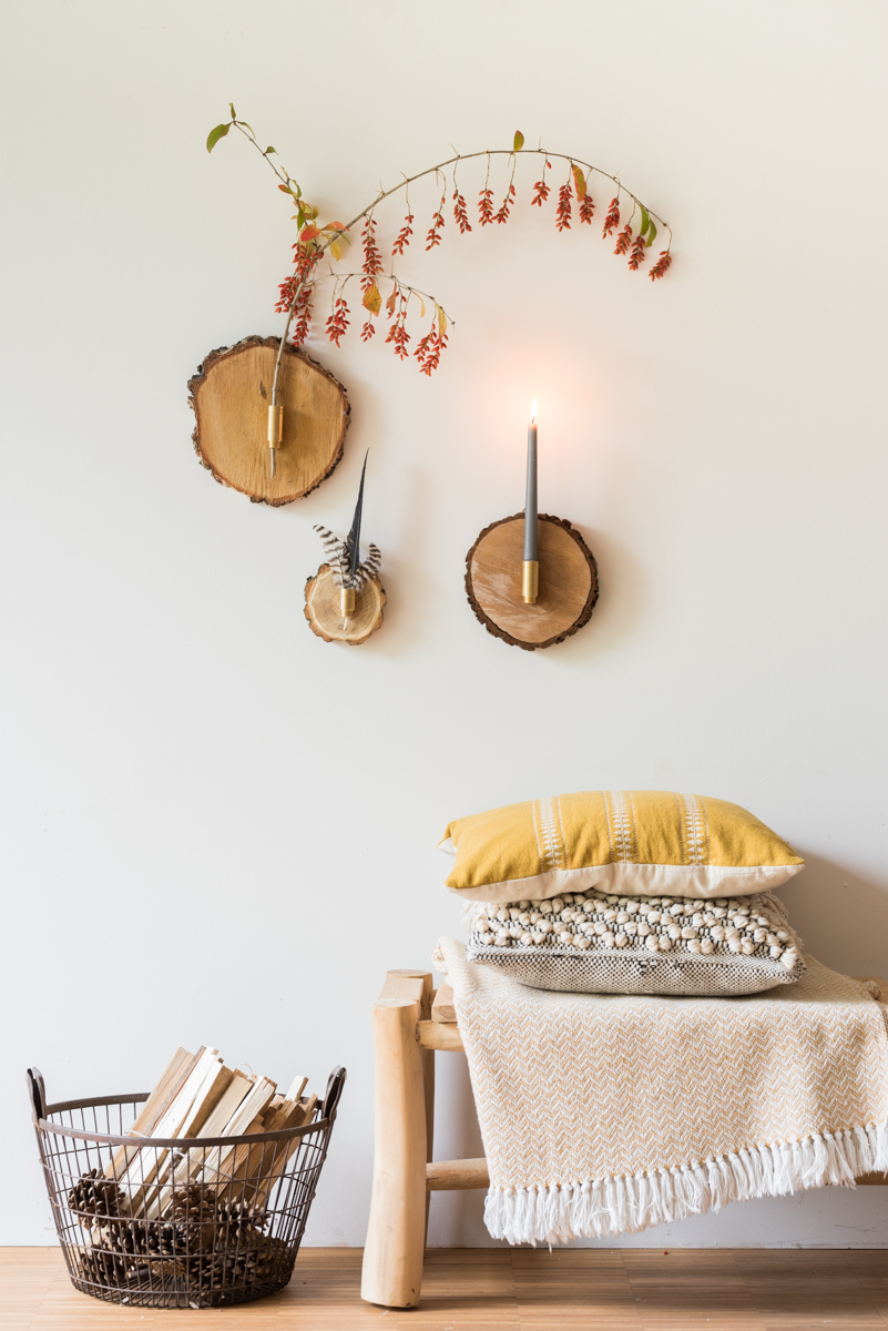 Anleitung für selbst gemachte DIY Deko für die Wand aus Baumscheiben mit Federn und Zweigen als herbstliche Wanddeko für das Wohnzimmer