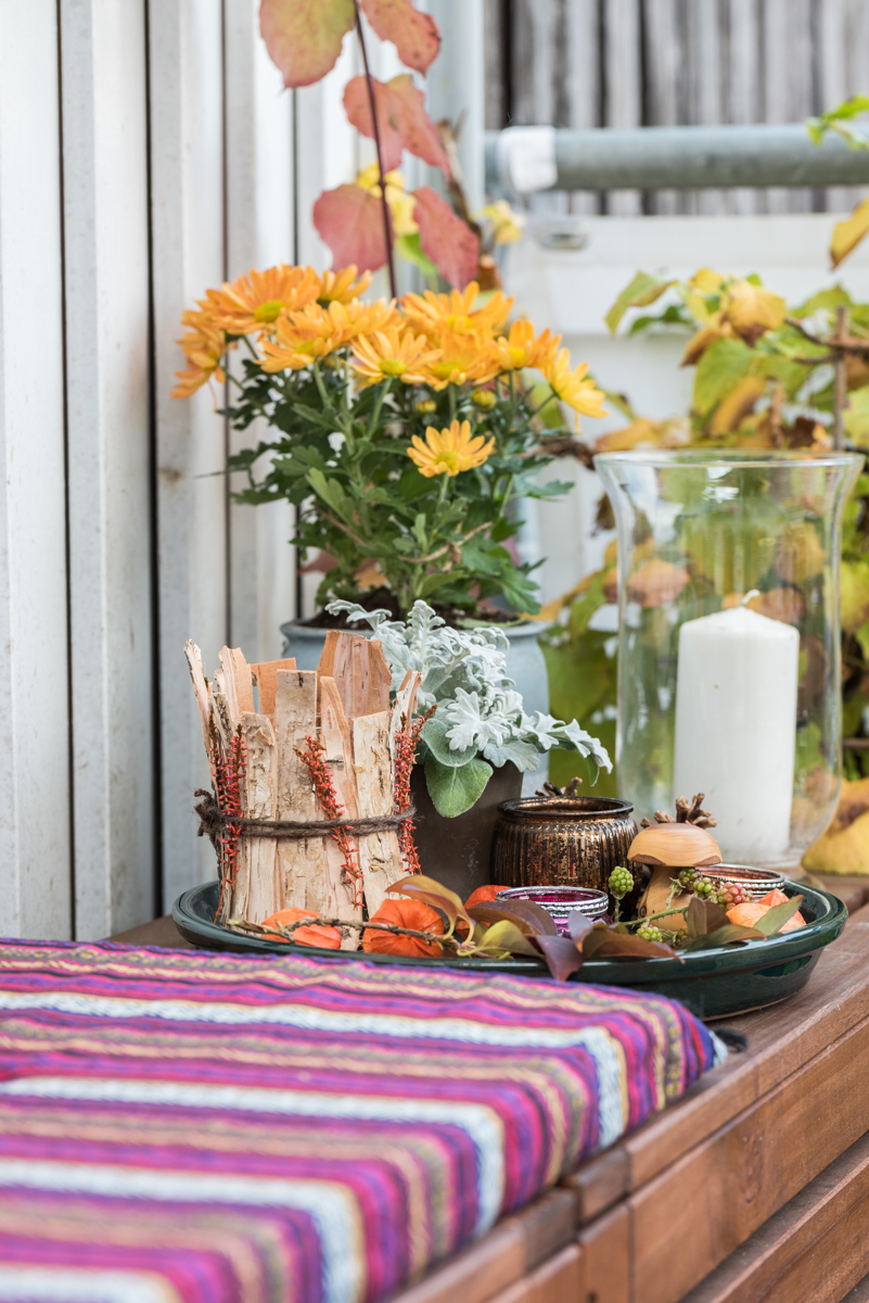 Dekoideen für Herbstdeko auf dem Balkon mit Windlichtern, Herbstblumen, Pflanzideen und Lichterketten