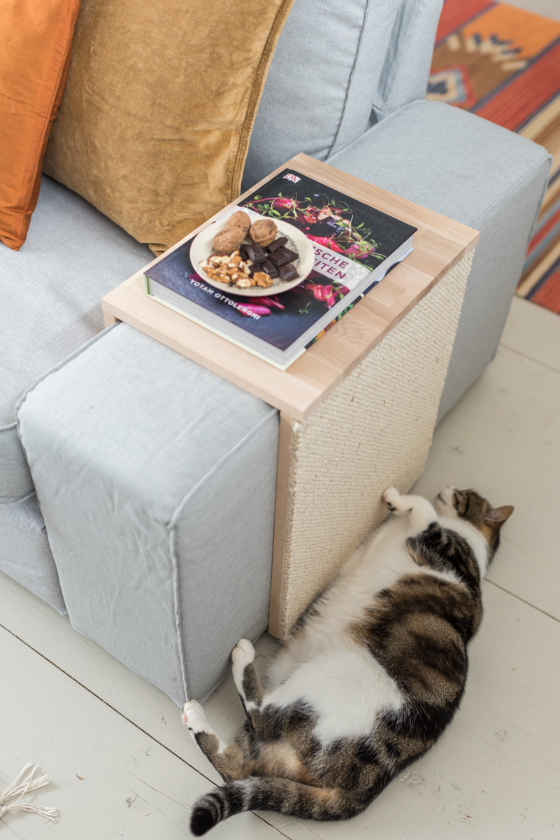 DIY Anleitung für einen selbst gebauten Couchtisch als Katzen Kratzmöbel und Beistelltisch in einem