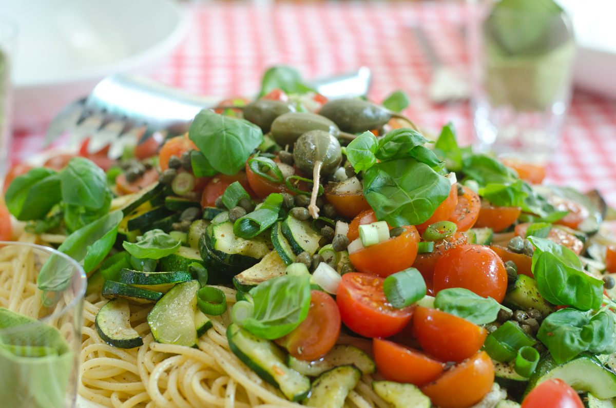 Warmer Nudelsalat mit italienischem Gemüse und Kapern - Leelah Loves