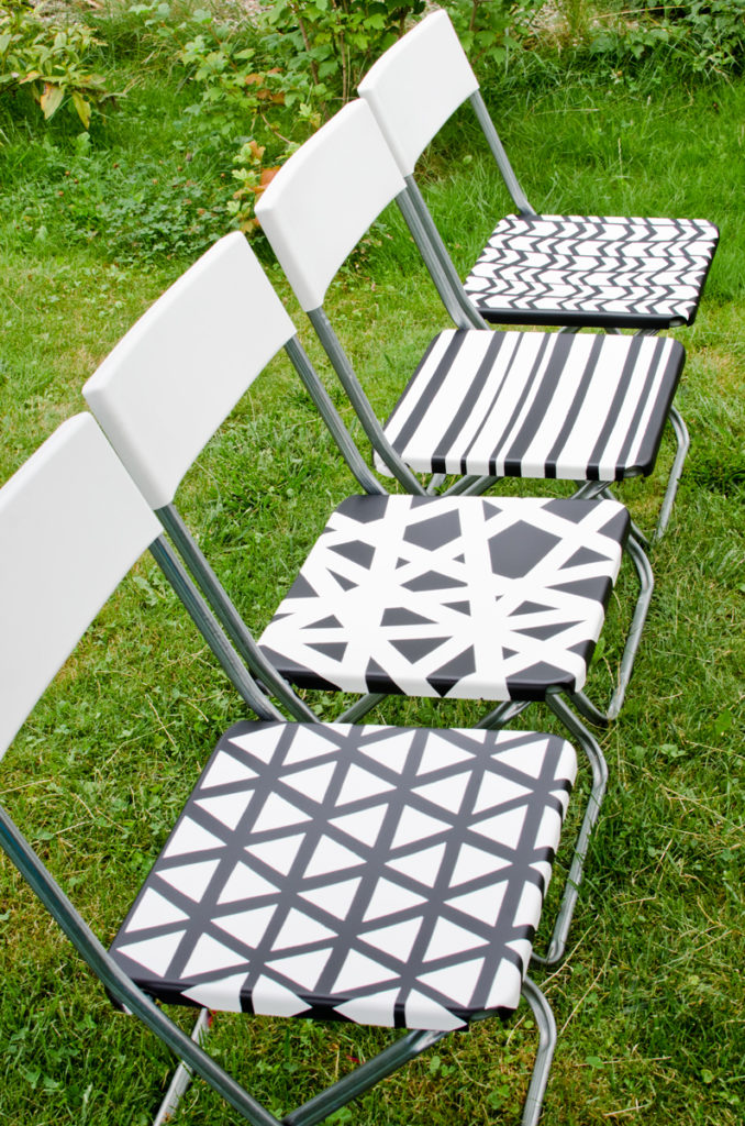 DIY Gartenstühle mit Lack und Schablonen aufarbeiten mit geometrischen Mustern in Schwarz und Weiß