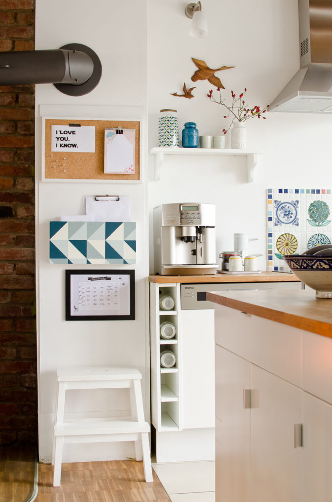 DIY Familien Organizer mit Utensilo und Pinnwand für die Küche