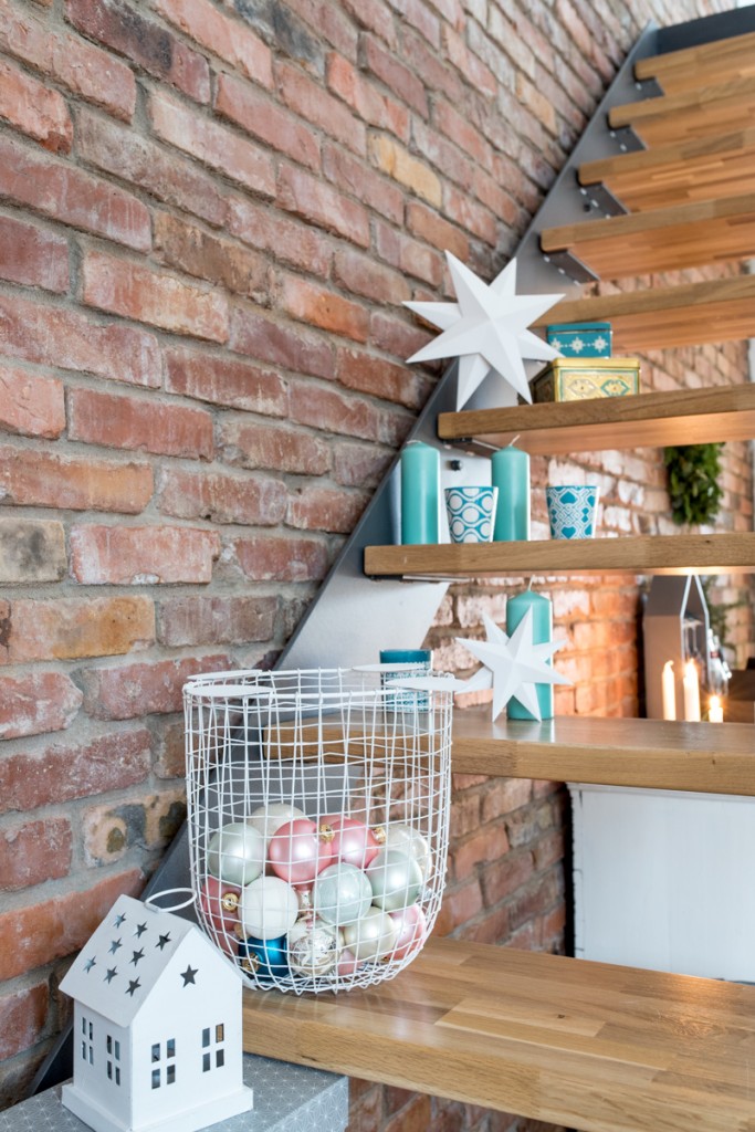 Anleitung DIY Papiersterne und Weihnachtsdeko auf der Treppe im Wohnzimmer in Pastellfarben