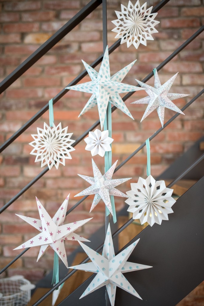 DIY Sterne aus Papier als Weihnachtsdeko in Pastellfarben und Weiß im skandinavischen Look für das Wohnzimmer