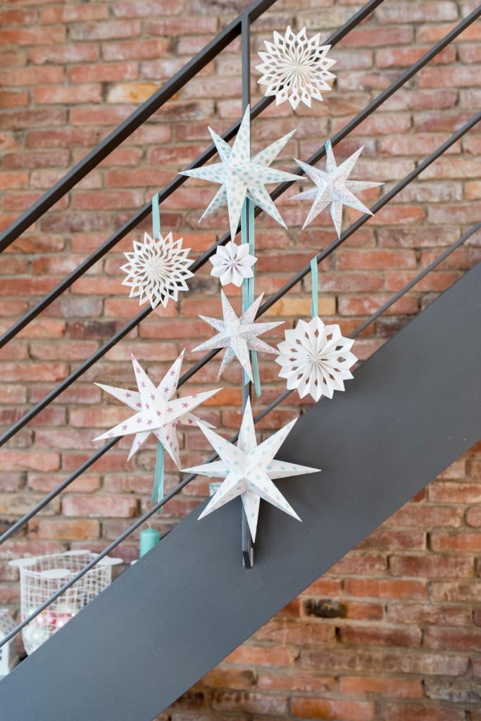 Anleitung DIY Papiersterne und Weihnachtsdeko auf der Treppe im Wohnzimmer in Pastellfarben