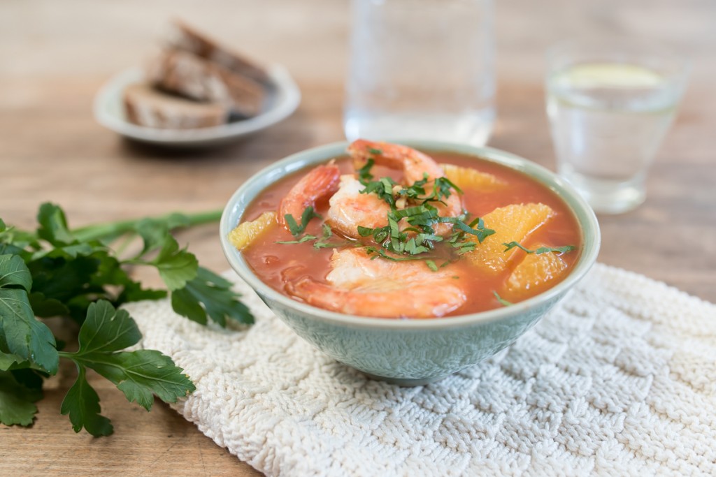 Rezept für eine fettarme und kohlenhydratarme Tomaten Orangen Suppe mit Garnelen und Ingwer als schnelles Rezept für das Mittagessen