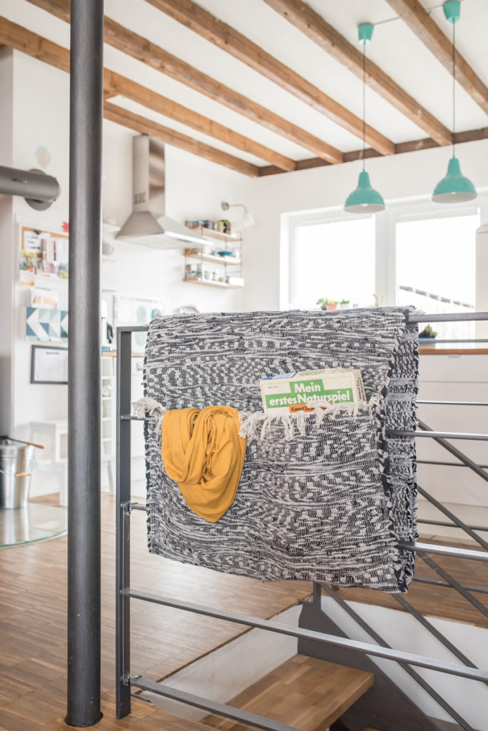 DIY Utensilo aus Flicken Teppichen für das Treppengeländer als Ordnungshelfer für die Wohnung 
