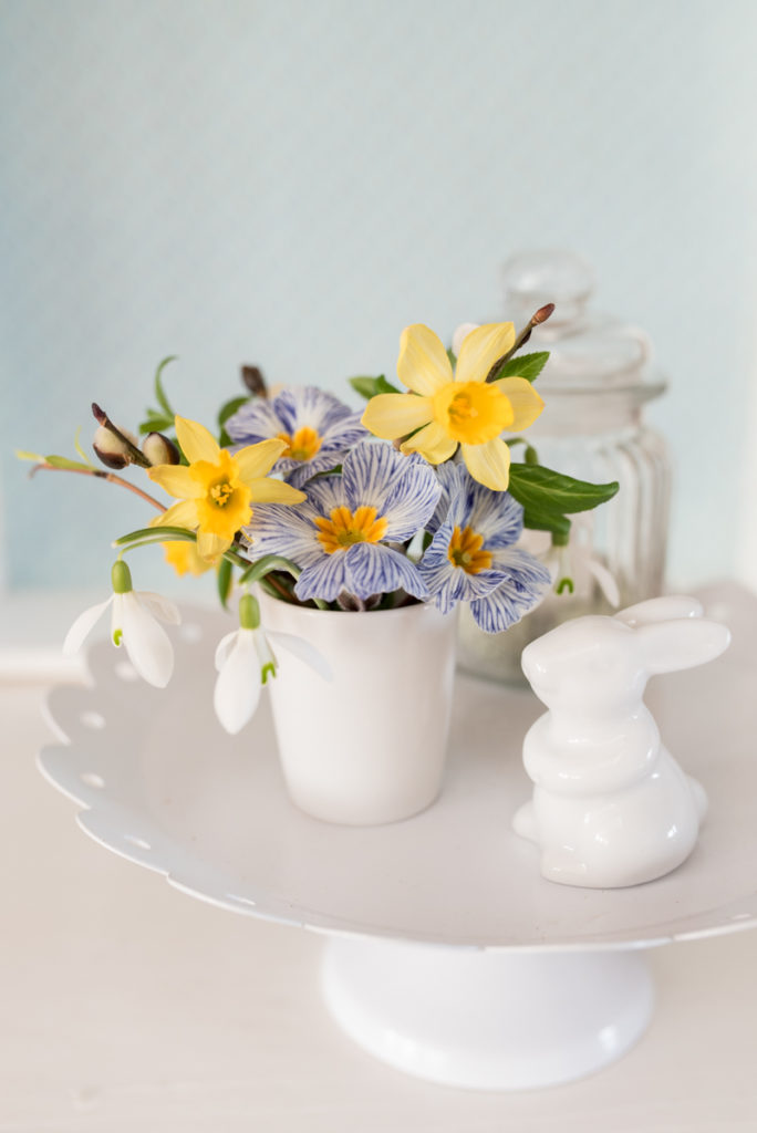 Dekoideen mit Blumen und Hasen für den Frühling und Ostern in Pastellfarben im shabby vintage Look