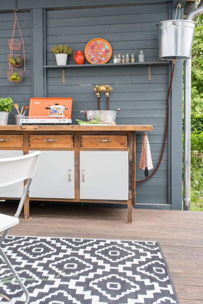 DIY upcycling outdoor Küche im Boho vintage Look aus einer alten Werkbank als Küche für den Garten im Sommer mit selbst gebauter Spüle und Regensammler