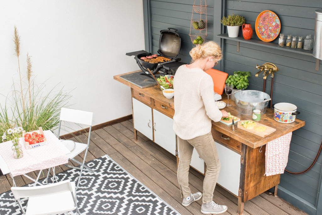DIY upcycling outdoor Küche im Boho vintage Look aus einer alten Werkbank als Küche für den Garten im Sommer mit selbst gebauter Spüle und Regensammler