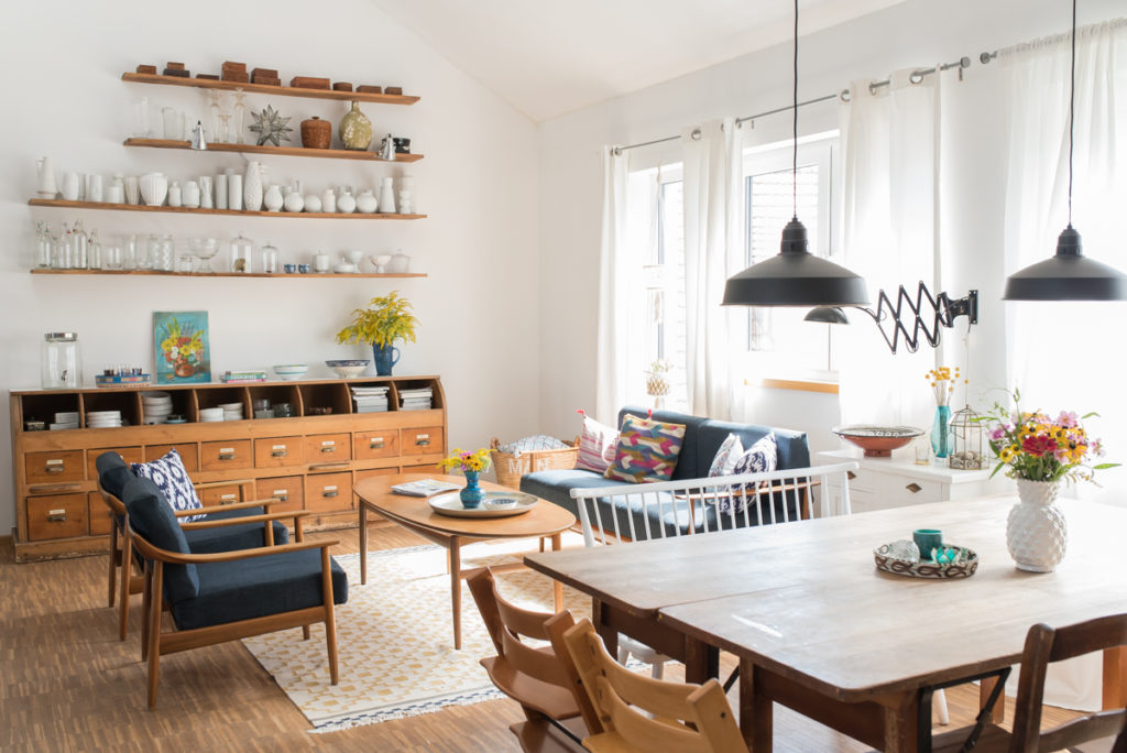 Dekoideen im skandinavischen boho vintage Look für das Wohnzimmer im Sommer in frischen Farben