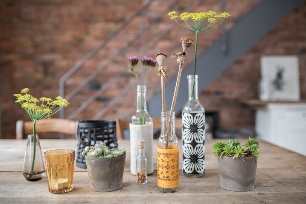 DIY upcycling Vase aus Altglas und Stoffresten als Deko für das Wohnzimmer im Herbst