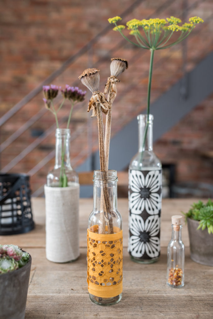 DIY upcycling Vase aus Altglas und Stoffresten als Deko für das Wohnzimmer im Herbst im vintage Look