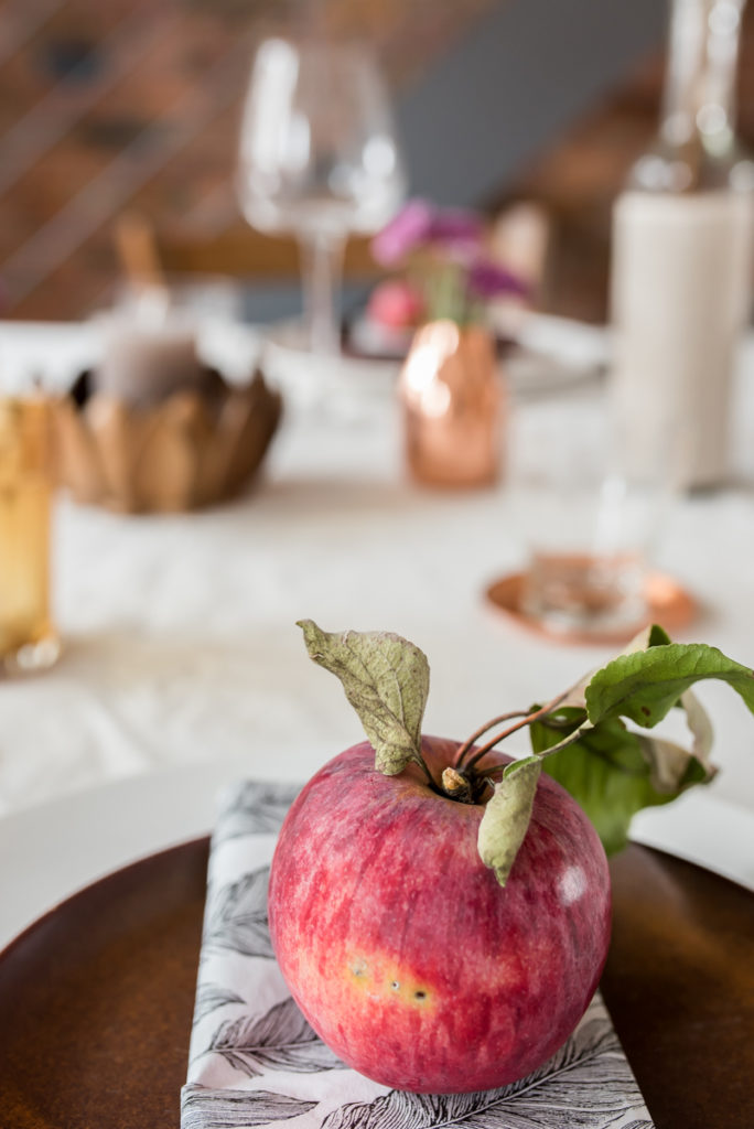 Herbstliche Tischdeko im vintage Look und Naturtönen mit einem Klecks Kupfer