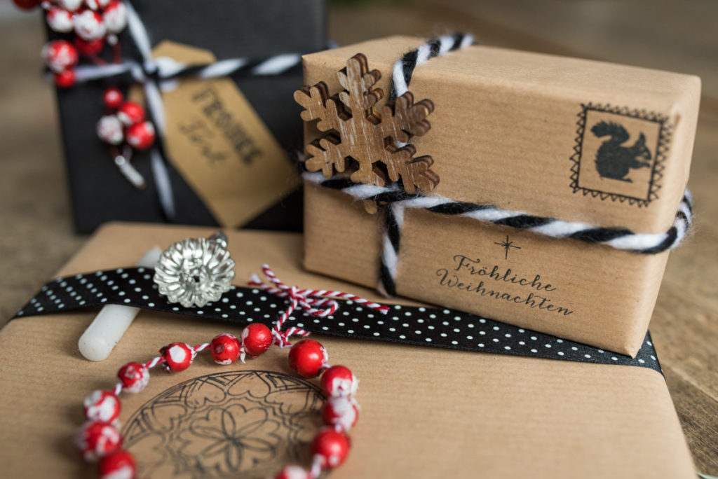 DIY Geschenke verpacken mit natürlichen Farben und Packpapier in Schwarz und roten Accessoires