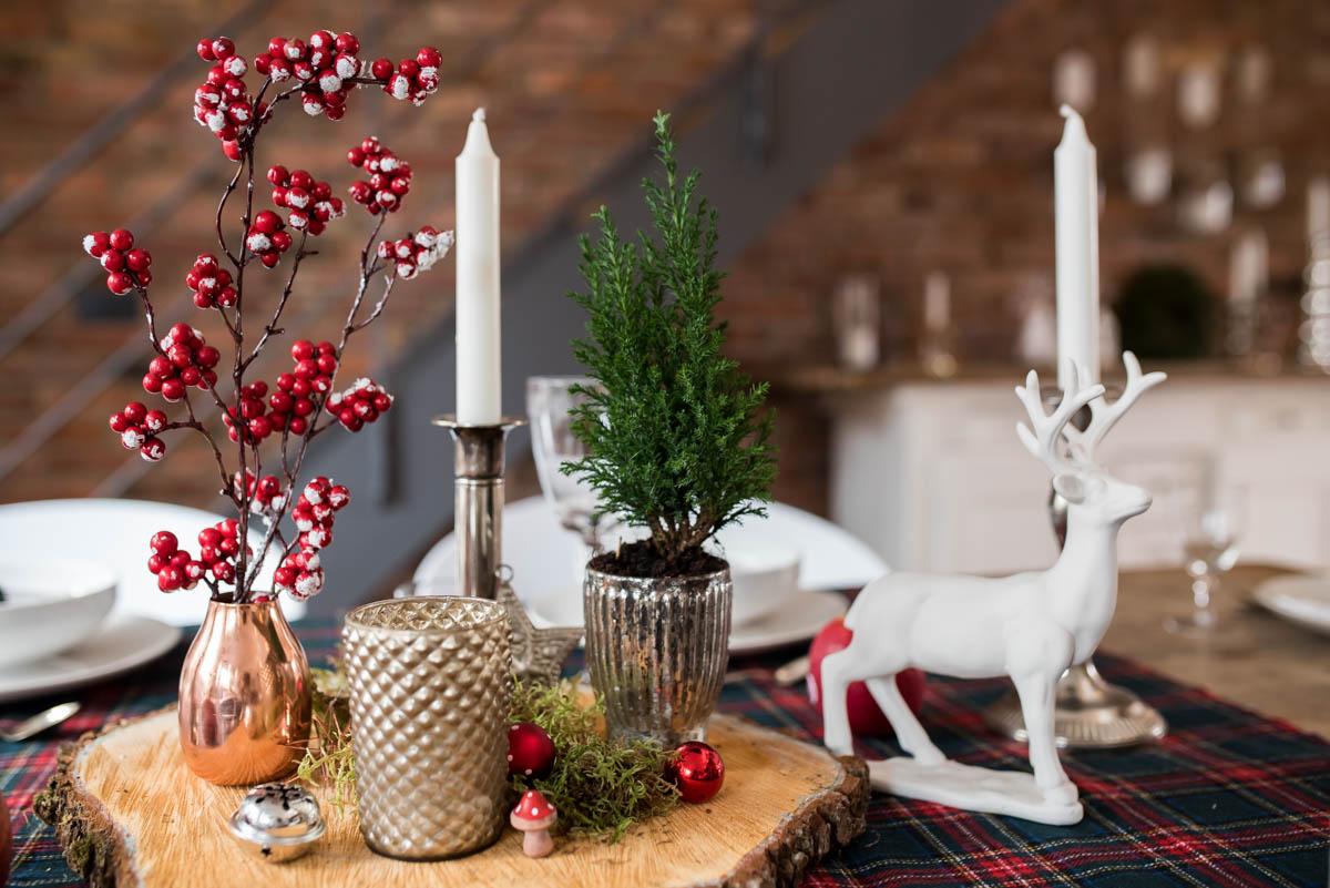 Weihnachtliche Tischdeko im rustikalen Look mit Karo und Holz in den Farben Rot, Kupfer und Weiß