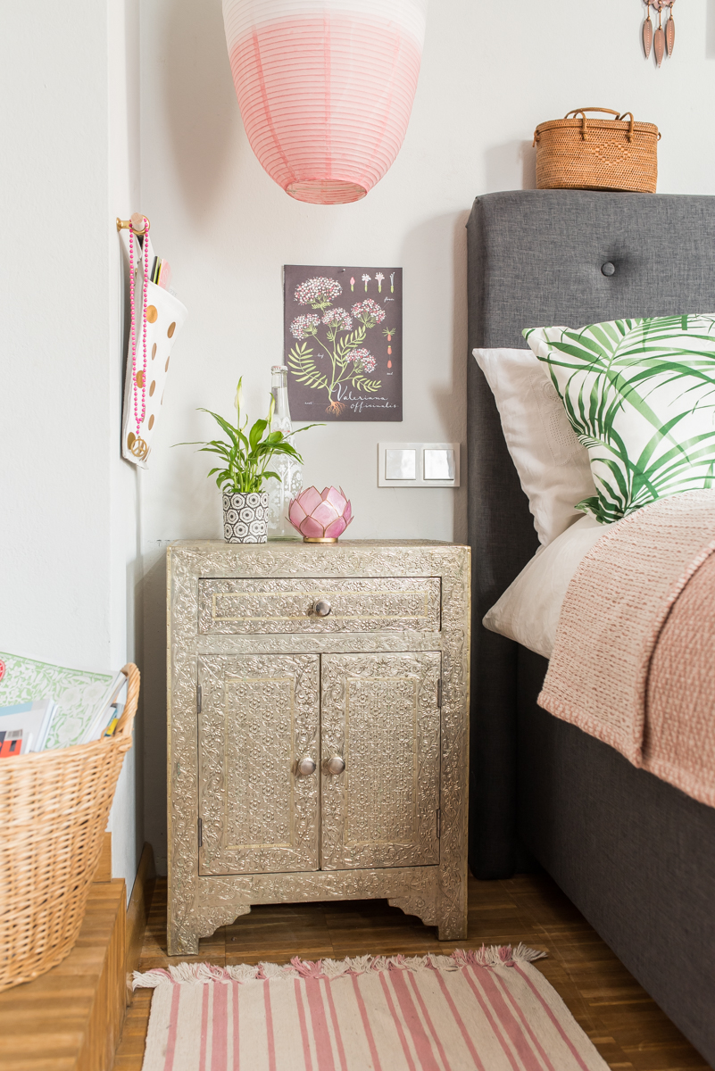 Dekoideen für das Schlafzimmer im modernen skandinavischen Boho vintage Look in Grau und mit Accessoires in frischen Farben