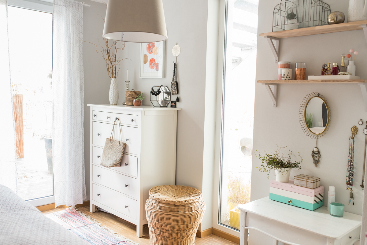 Dekoideen für das Schlafzimmer im modernen skandinavischen Boho vintage Look in Grau und mit Accessoires in frischen Farben