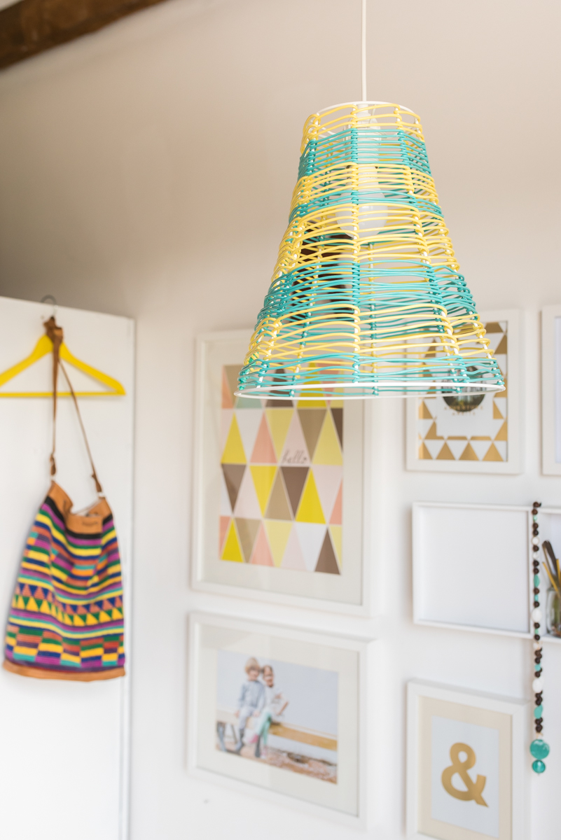 DIY selbst gemachte Lampe in Gelb und Türkis im Acapulco Look als Deko für das Haus im Sommer