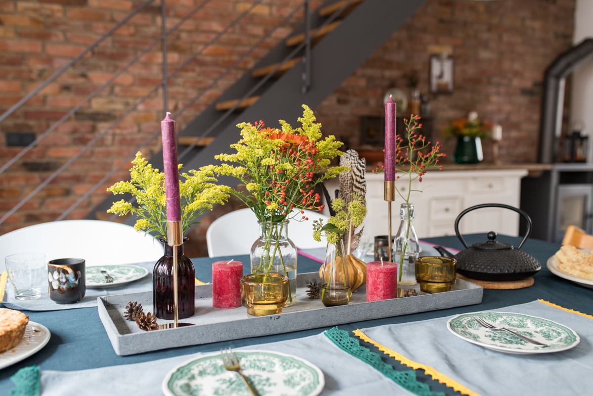 Dekoideen für den Herbst auf dem Tisch mit Herbstblumen, Kerzen und Deko im Boho vintage Look