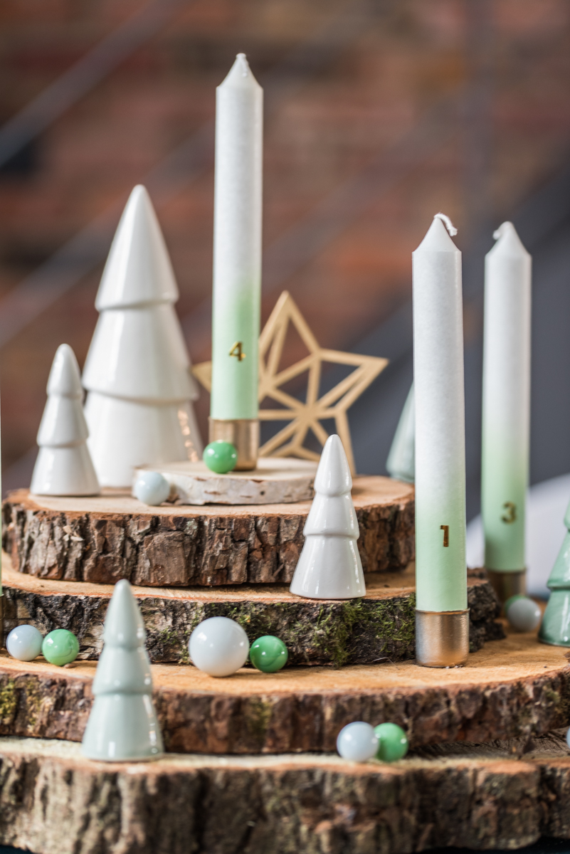 Selbst gemachter DIY Adventskranz aus Baumscheiben mit Bäumen aus Porzellan in Mintgrün und Weiß