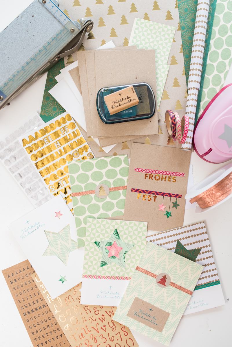 Ideen für selbst gemachte DIY Weihnachtskarten aus Kraft Papier und handgeschöpftem Papier in Mintgrün und Rosa mit Stempeln verziert