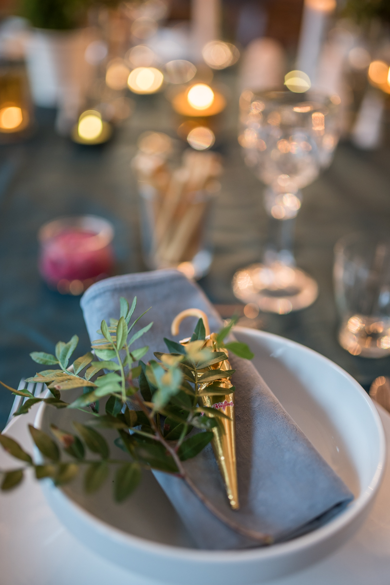 Tischdeko Ideen zu Weihnachten in Grün, Gold und Weiß 
