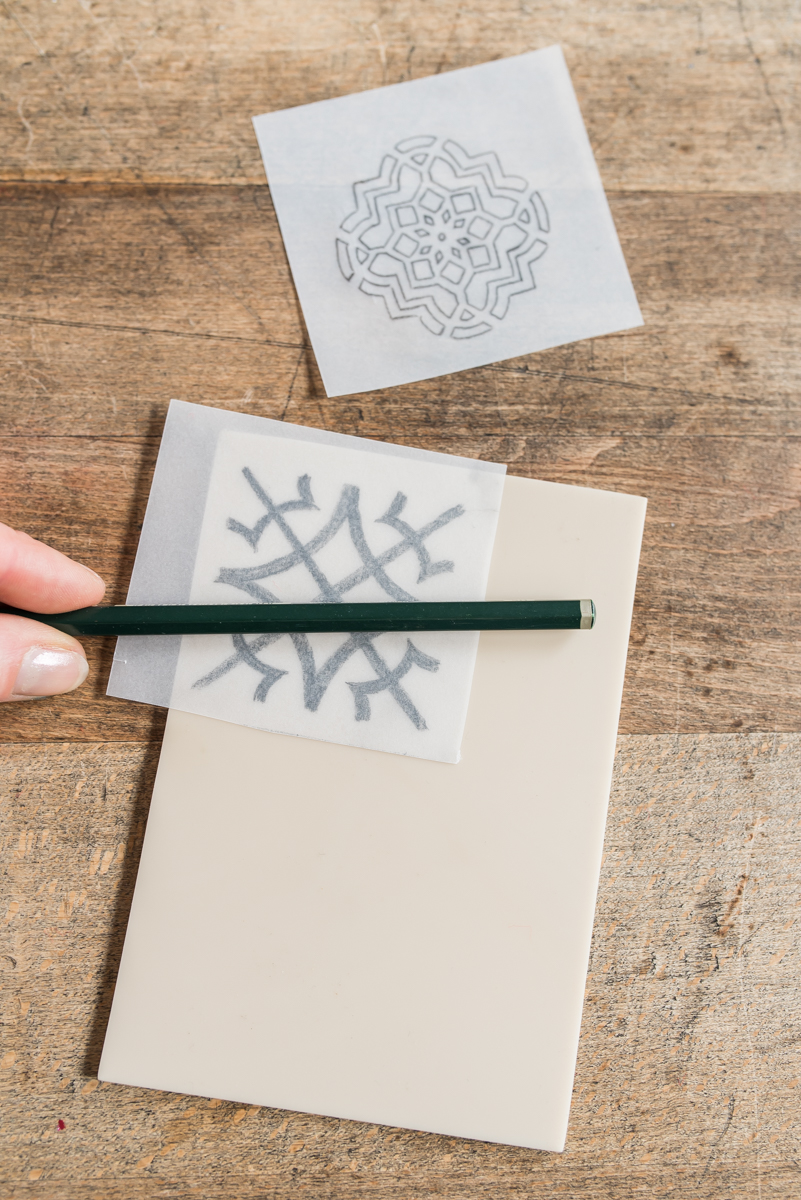 Anleitung für selbst gemachte DIY Stempel mit Fliesenmuster aus Stempelgummi mit Linolbesteck 