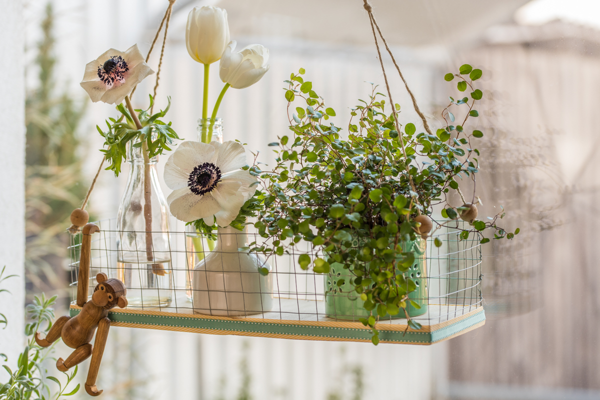 Anleitung für eine selbst gemachte DIY Blumenampel aus Holz und Draht als schnelle Deko für das Fenster im Frühling