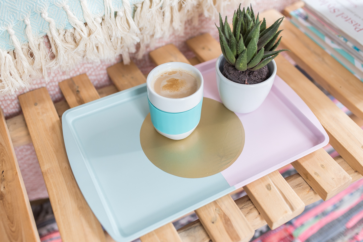 Deko und DIY Ideen im Frühling für die Schlafzimmer Einrichtung in Pastellfarben und eine Kaffeebar mit selbst gestalteten Gläsern für Kaffee Kapseln und Milch 