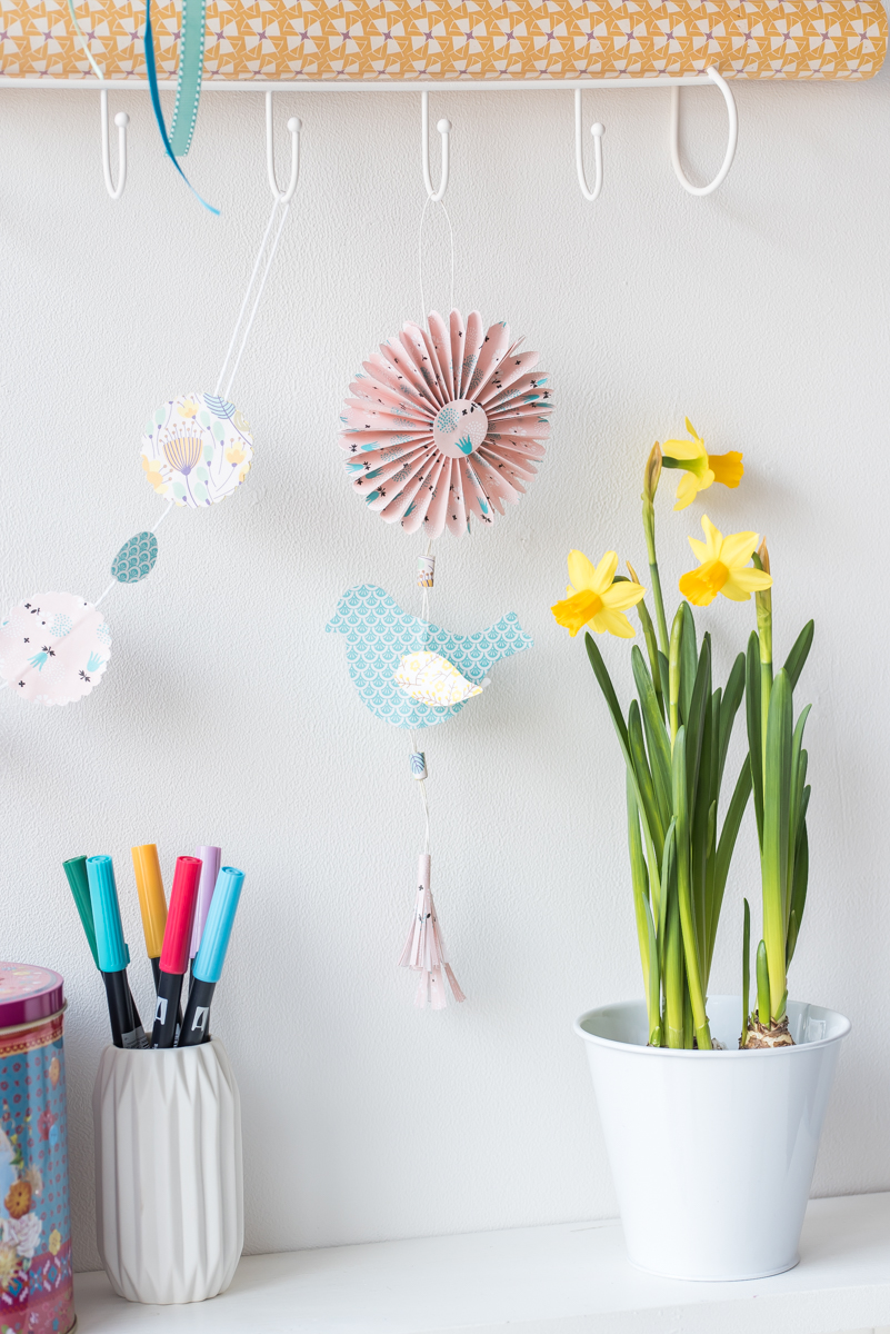 DIY - Vogelanhänger zum Aufhängen aus Papier als selbst gemachte Deko für den Frühling und für Ostern in bunten Farben