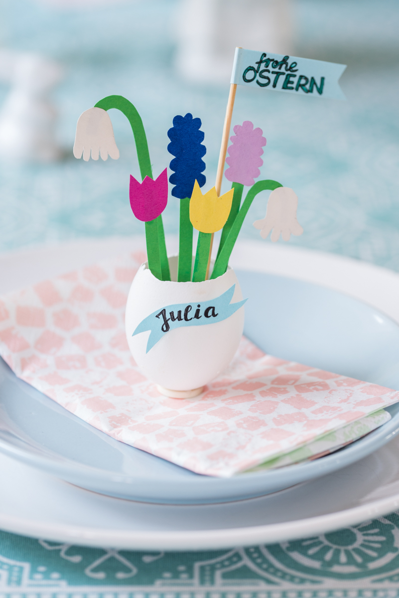 Ideen und Anleitung für selbst gemachte DIY upcycling Osterdeko mit Eierschalen und Papier als Tischdeko und Namensschild zu Ostern für den Tisch