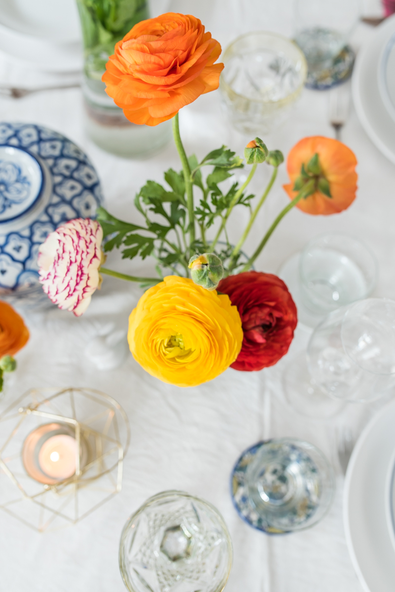 Tischdeko Ideen für Ostern mit Ranunkeln und vintage Geschirr in Blau und Akzenten in Gold