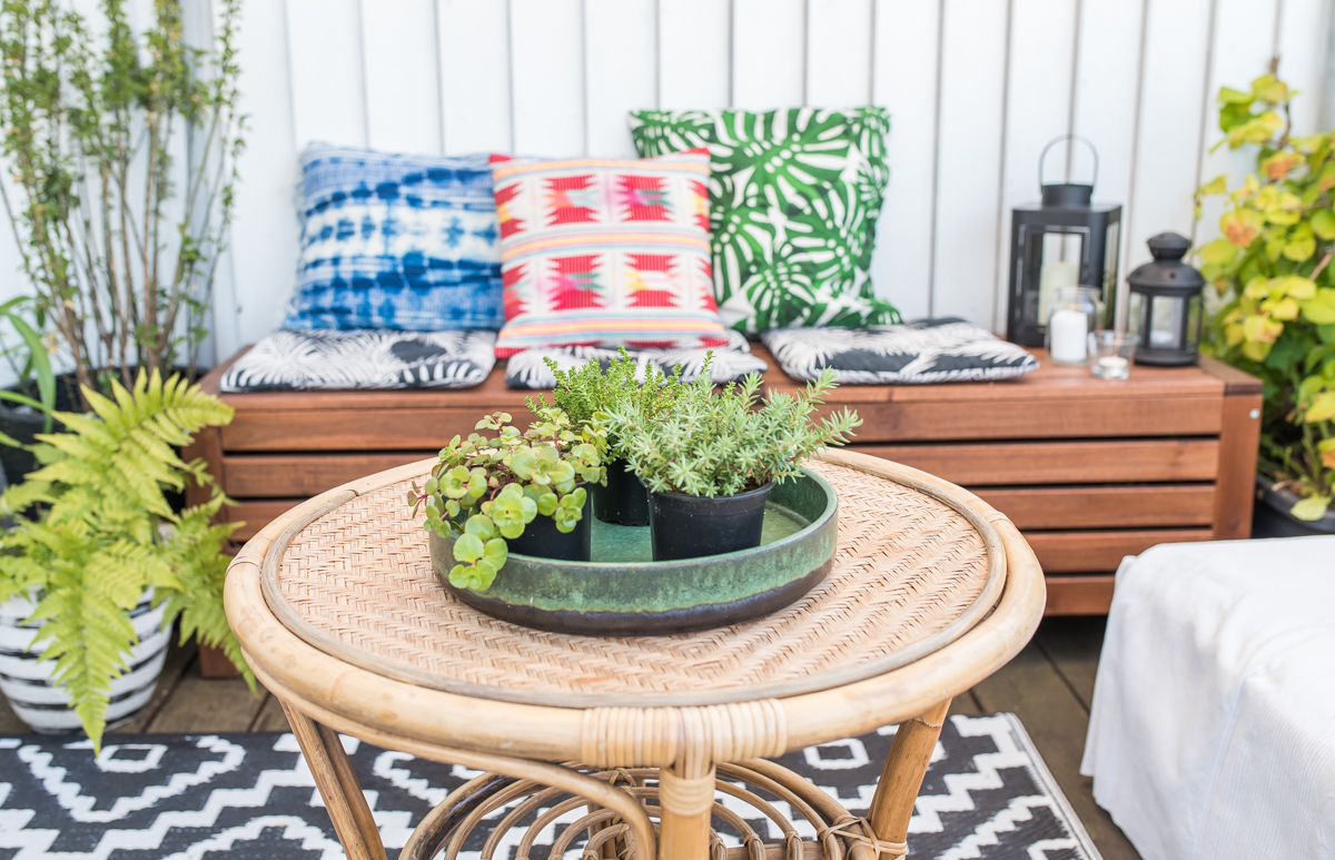 So richtet ihr euch ein outdoor Wohnzimmer auf dem Balkon im Boho Look ein und dekoriert mit bunten Kissen, Teppichen und Pflanzen in Kübeln