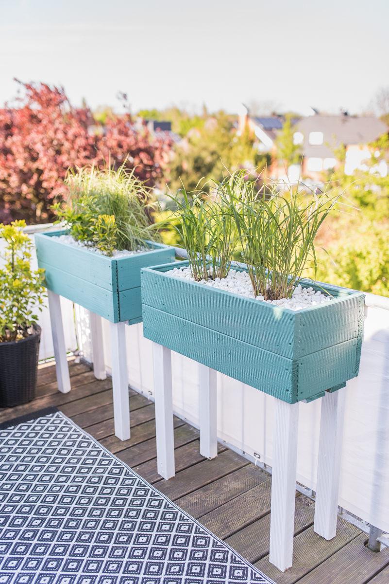 Anleitung für einfache, selbst gebaute upcycling Pflanzkübel aus Holz Resten als Sichtschutz für den Balkon mit Gräsern bepflanzt