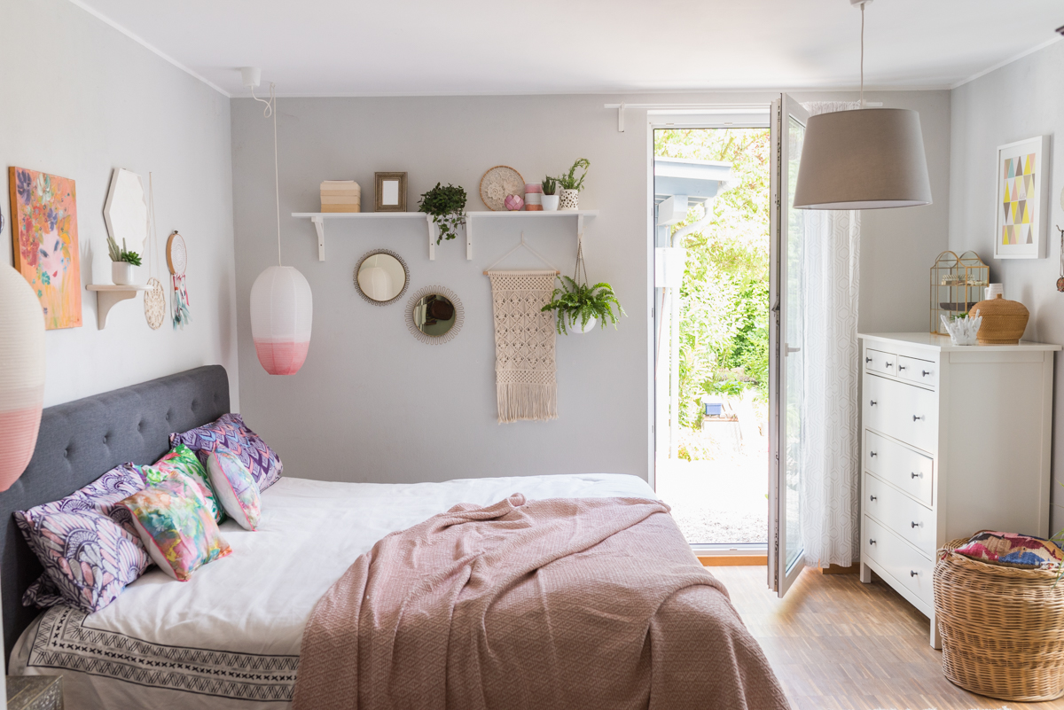 Dekoideen für feminine Sommerdeko im Schlafzimmer im scandi Boho Look in Pastellfarben und Naturtönen mit Deko im vintage Stil