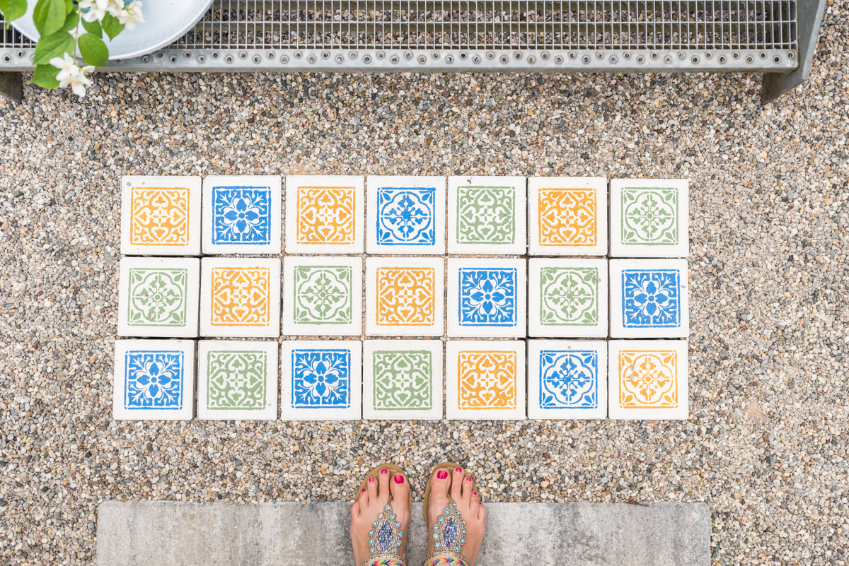 DIY Anleitung für selbstgemachte upcycling Betonfliesen im marokkanischen Look mit Betonfarbe und Betonplatten als dekorative Gehwegplatten für den Garten im Teppich Look