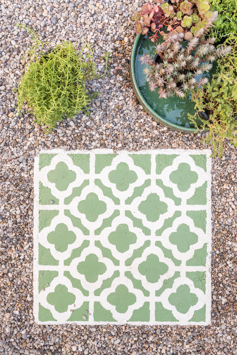 DIY Anleitung für selbstgemachte upcycling Betonfliesen im marokkanischen Look mit Betonfarbe und Waschbetonplatten als dekorative Gehwegplatten für den Garten