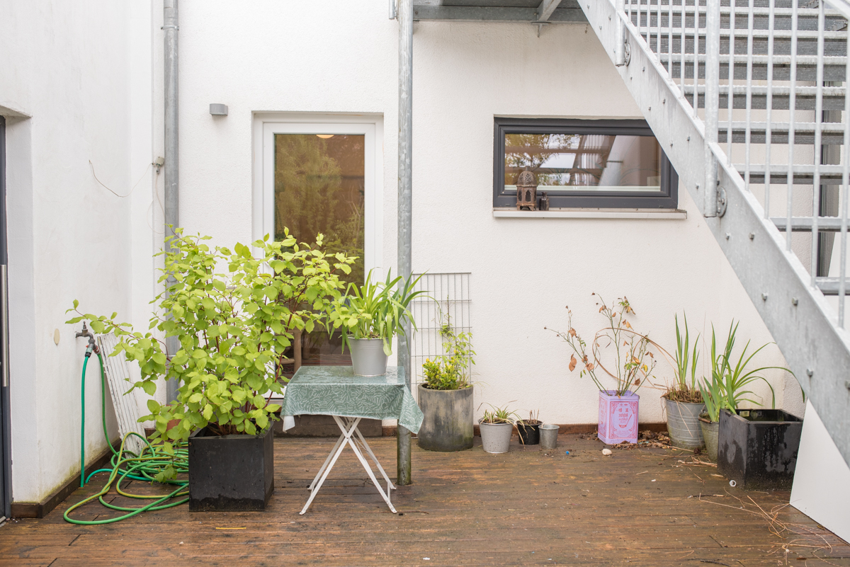 DIY Inspiration für ein Terrassen makeover in Schattenlage mit vorher nachher Bildern und Tipps für Schattenpflanzen