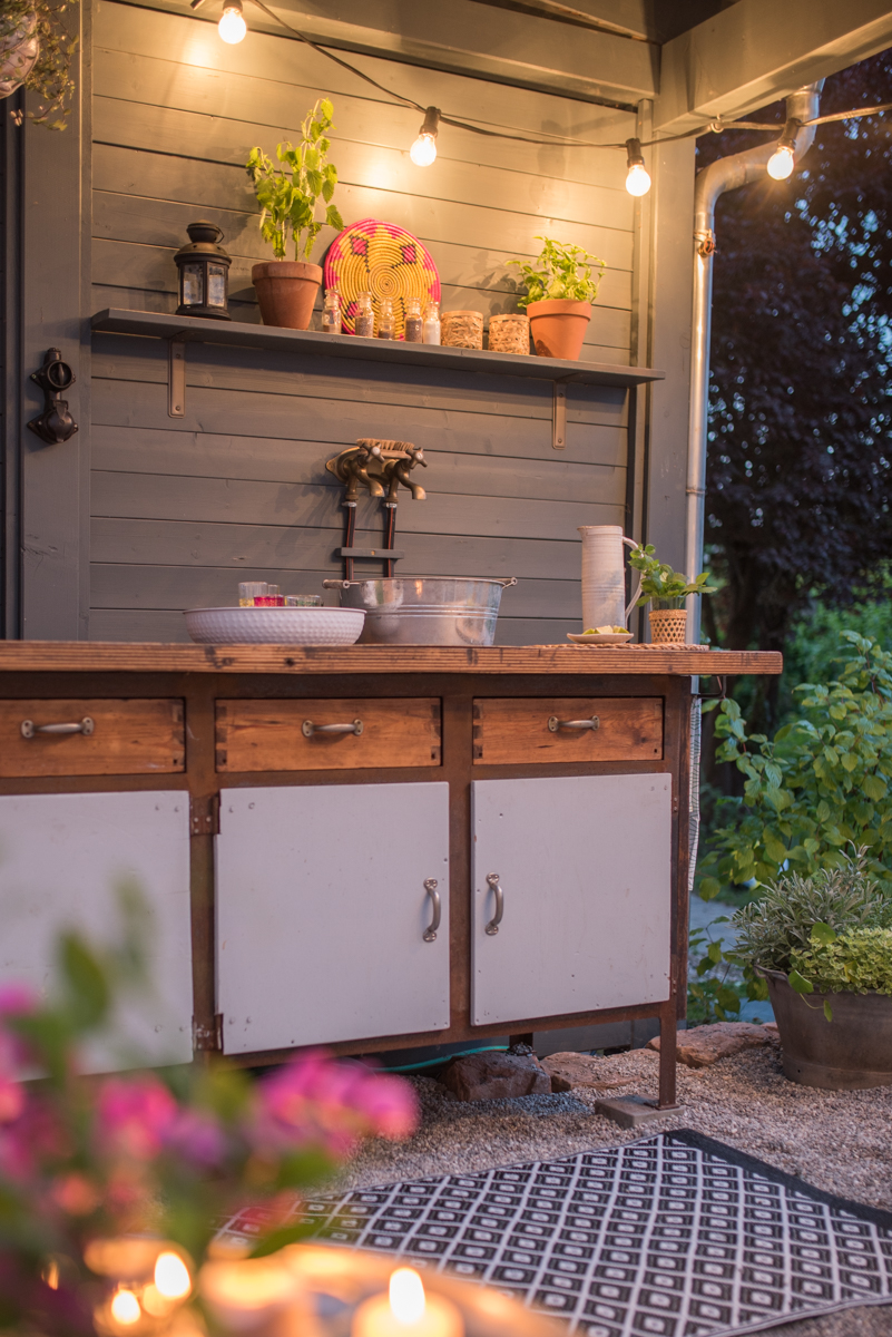 DIY und Dekoideen für die Garten Terrasse mit outdoor Küche im Boho Look mit upcycling Sitzbänken aus Terrassenholz und vorher nachher Bildern des makeovers