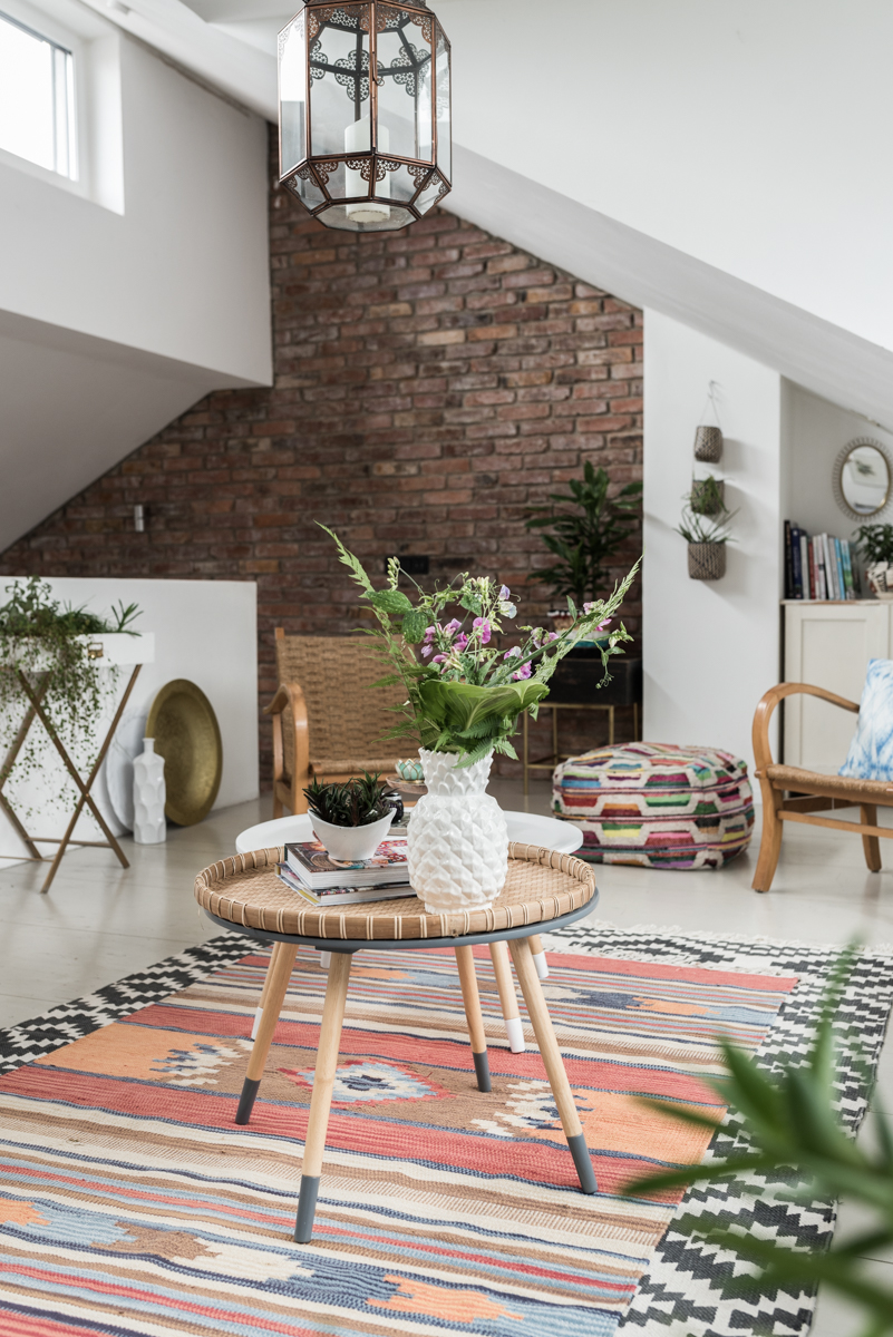 Dekoideen für das Wohnzimmer im Boho vintage Look mit Kelim Kissen und Teppichen, Pflanzen und bunter Deko mit Ethno Mustern