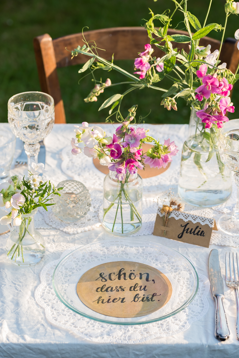 Inspiration für einfache DIY Ideen aus Papier für eine Hochzeit im vintage Look mit Kraftkarton und Trockenblumen
