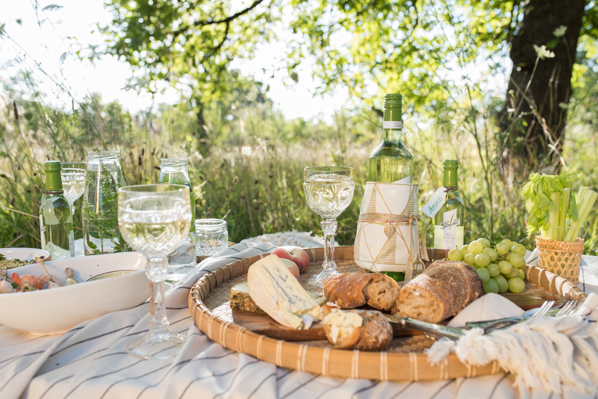 Dekoideen für ein Sommer Picknick im Boho Look auf der Wiese und ein selbst genähter DIY Weinkühler mit Anleitung
