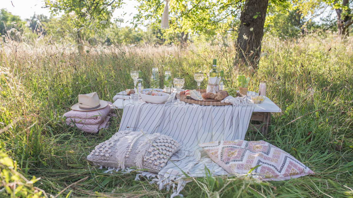 Dekoideen für ein Sommer Picknick im Boho Look auf der Wiese und ein selbst genähter DIY Weinkühler mit Anleitung