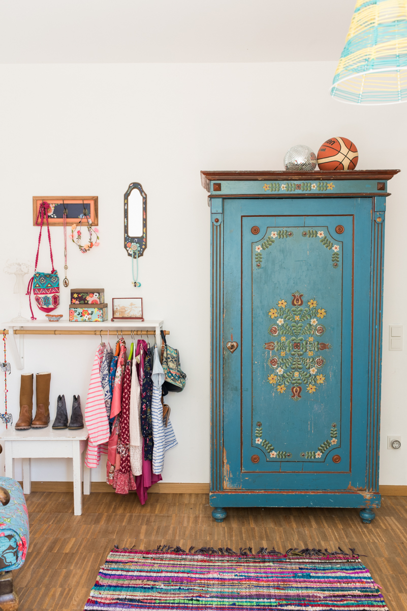 Dekoideen für das Mädchen Zimmer im bunten Boho vintage Look mit selbst gebauter Garderobe und vintage Möbeln vom Flohmarkt
